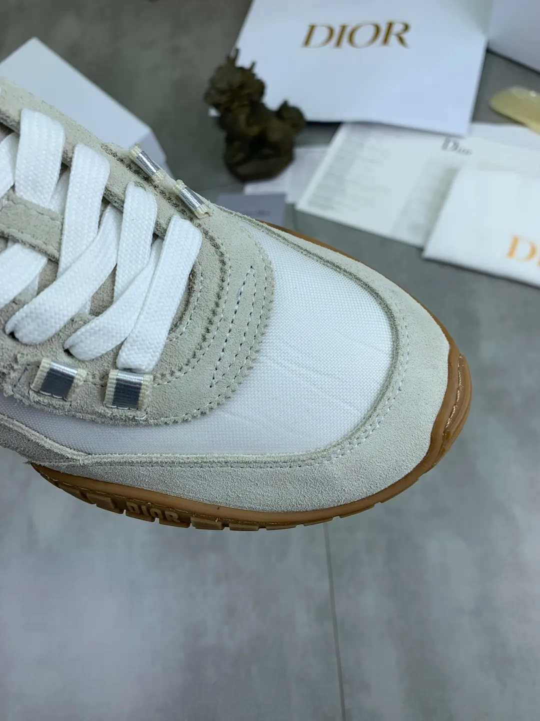 Men's men's shoes P560 new Dior Tech sneakers 2026 early spring series new products, with fashionable details, highlighting retro aesthetics. The light beige anti-suede cow leather upper is spliced ​​with apricot transparent mesh fabric on the side. The upper window edge is adhered with high-frequency flat ironing and back-pressure. It replicates the original craftsmanship, making it beautiful and comfortable without falling off. The interior is made of sheep lining of the same color and is soft and comfortable. The heel and tongue are embellished with the Paris logo. The textured TPU soles with the same color logo. The high-end version is exquisitely packaged with an airplane box, adding to the high-end style. Color: 4️⃣colors available Size: Female 35-41 Male 39-46